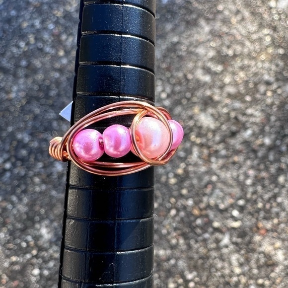 Handmade pink faux pearl copper ring - Picture 3 of 5